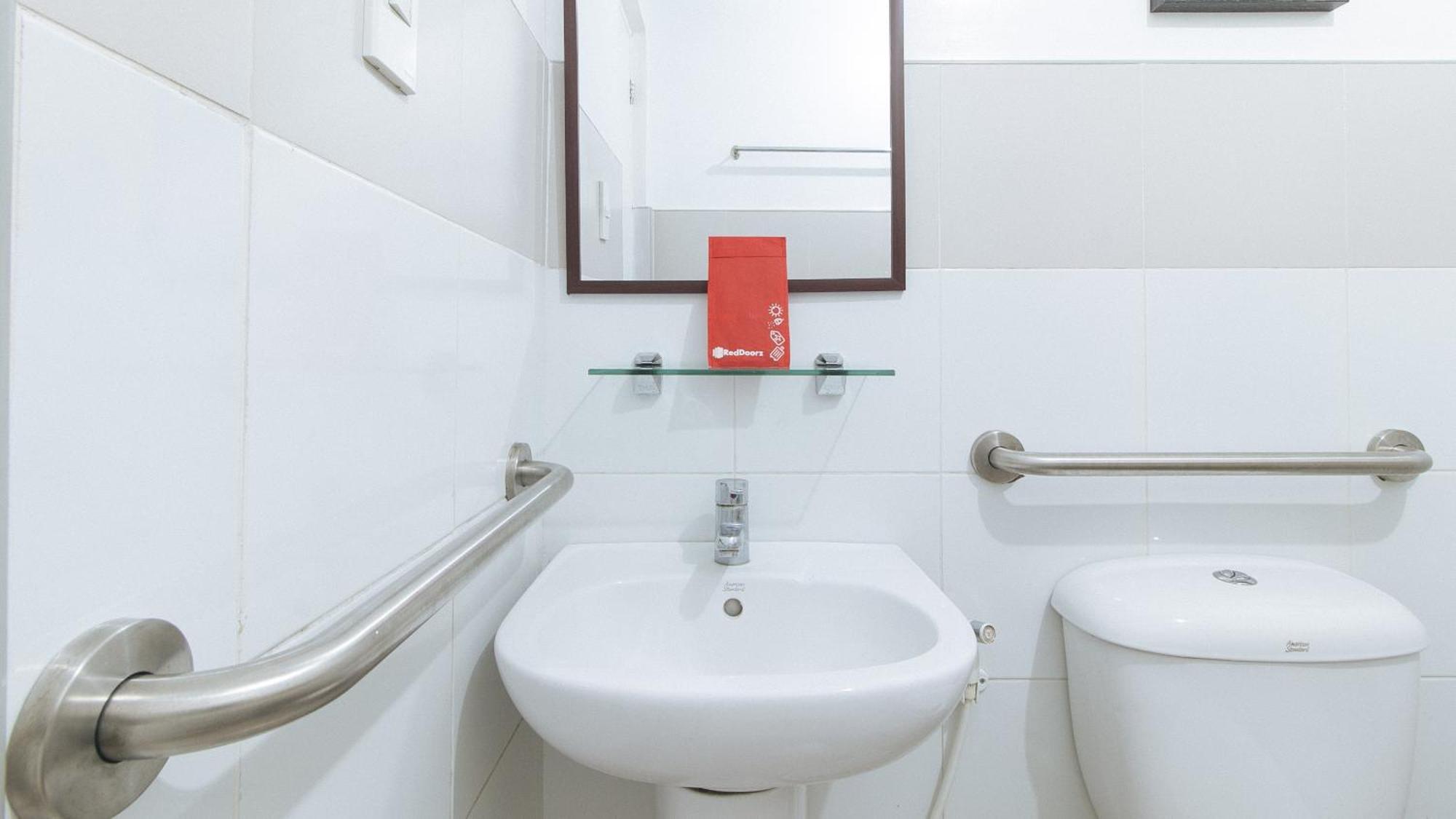 Reddoorz @ Melbourne Suites Makati San Pedro Makati Exterior foto